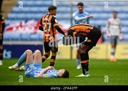 Coventry, Großbritannien. 11. März 2023. Benjamin Tetteh #30 aus Hull City wurde nach einer Herausforderung mit Luke McNally #16 aus Coventry City während des Sky Bet Championship-Spiels Coventry City vs Hull City in der Coventry Building Society Arena, Coventry, Großbritannien, am 11. März 2023 (Foto von Ben Roberts/News Images) in Coventry, Großbritannien, am 3./11. März 2023 verletzt. (Foto: Ben Roberts/News Images/Sipa USA) Guthaben: SIPA USA/Alamy Live News Stockfoto