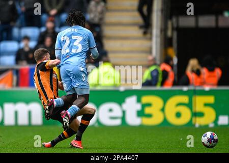 Coventry, Großbritannien. 11. März 2023. Callum Elder #3 of Hull City fordert Fankaty Dabo #23 of Coventry City während des Sky Bet Championship-Spiels Coventry City vs Hull City in der Coventry Building Society Arena, Coventry, Großbritannien, 11. März 2023 (Foto von Ben Roberts/News Images) in Coventry, Großbritannien, am 3./11. März 2023. (Foto: Ben Roberts/News Images/Sipa USA) Guthaben: SIPA USA/Alamy Live News Stockfoto