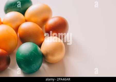 Kleine mehrfarbige Ostereier auf dem kulich, festlich dekoriert mit farbenfroher Eierfarbe, schöner Hintergrund Stockfoto