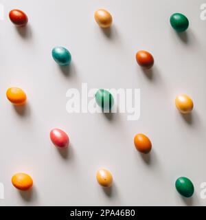 Kleine mehrfarbige Ostereier auf dem kulich, festlich dekoriert mit farbenfroher Eierfarbe, schöner Hintergrund Stockfoto