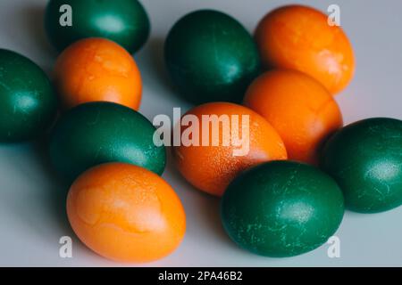 Kleine mehrfarbige Ostereier auf dem kulich, festlich dekoriert mit farbenfroher Eierfarbe, schöner Hintergrund Stockfoto