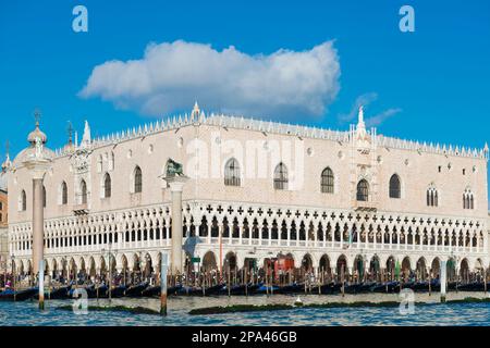 Dogenpalast mit Gondel in St. Markusplatz an einem sonnigen Tag in Venedig, Venetien in Italien. Stockfoto