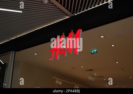 Sibiu, Rumänien - Mai 2 2022: H&M Bekleidungsgeschäft vor der Promenada Mall, einem der größten Einkaufszentren in Sibiu. H&M-Gruppe ist die zweite große Gruppe Stockfoto