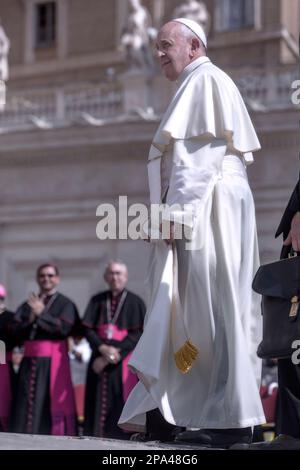 Vatikanstadt, Vatikan, 5. juni 2019. Papst Franziskus kommt zu seinem wöchentlichen Hauptpublikum in St. Petersplatz Stockfoto