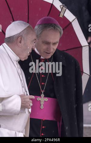 Vatikanstadt, Vatikan, 10. April 2019. Papst Franziskus spricht mit Monsignore Georg Gaenswein während seiner wöchentlichen allgemeinen Audienz in St. Petersplatz Stockfoto