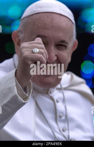 Vatikanstadt, Vatikan, 15. Mai 2019. Papst Franziskus begrüßt ein Kind während seiner wöchentlichen allgemeinen Audienz in St. Petersplatz Stockfoto