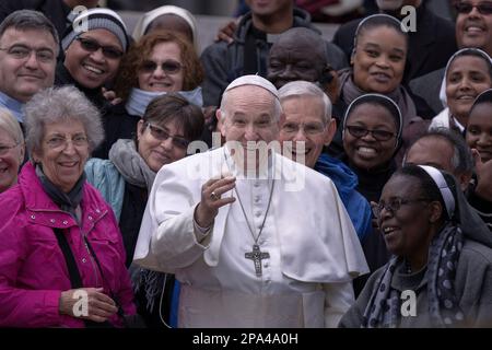 Vatikanstadt, Vatikan, 15. Mai 2019. Papst Franziskus während seiner wöchentlichen allgemeinen Audienz in St. Petersplatz Stockfoto