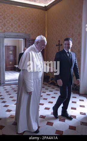 Vatikanstadt, Vatikan 8. Februar 2020. Papst Franziskus trifft während einer privaten aud mit dem ukrainischen Präsidenten Wolodymyr Zelensky und seiner Frau Olena Zelenska zusammen Stockfoto