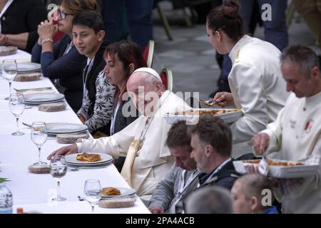 vatikanstadt, Vatikan 17. November 2019. Papst Franziskus nimmt an einem Mittagessen mit 1500 armen Menschen und Familien Teil, die sich nach einer besonderen Messe auf der in Schwierigkeiten befinden Stockfoto