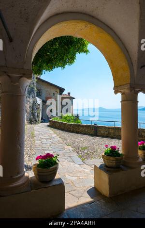 Eremo di Santa Caterina del Sasso in Leggiuno, Lombardei in Italien. Stockfoto