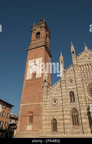 Kathedrale mit Glockenturm an einem sonnigen Tag in Monza, Lombardei in Italien. Stockfoto