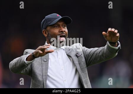 Lucas Radebe applaudiert der Menge vor dem Spiel der Premier League zwischen Leeds United und Brighton & Hove Albion in der Elland Road, Leeds, am Sonntag, den 12. März 2023. (Foto: Pat Scaasi | MI News) Guthaben: MI News & Sport /Alamy Live News Stockfoto