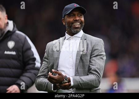 Lucas Radebe applaudiert der Menge vor dem Spiel der Premier League zwischen Leeds United und Brighton & Hove Albion in der Elland Road, Leeds, am Sonntag, den 12. März 2023. (Foto: Pat Scaasi | MI News) Guthaben: MI News & Sport /Alamy Live News Stockfoto