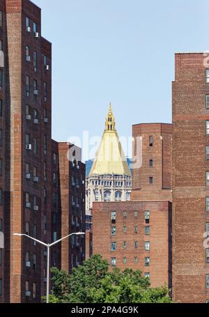 NYC Midtown: Das vergoldete Terracotta-Dach des New York Life Building blickt auf die Ziegelhochhäuser der Kips Bay hinaus. Stockfoto