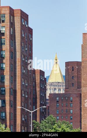 NYC Midtown: Das vergoldete Terracotta-Dach des New York Life Building blickt auf die Ziegelhochhäuser der Kips Bay hinaus. Stockfoto