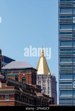 NYC Midtown: Das vergoldete Terracotta-Dach des New York Life Building blickt auf die Ziegelhochhäuser der Kips Bay hinaus. Stockfoto