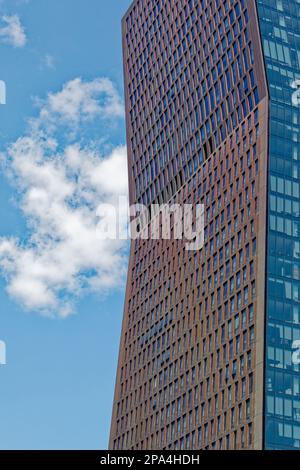 NYC Midtown: Das Copper, ein Hochhaus mit Kupfer- und Glasverkleidungen, zeigt eine winklige Fassade, die jetzt braun ist, sich aber mit der Zeit verdigris verfärbt. Stockfoto