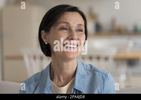 Fröhlich positiv ziemlich reife Dame, ein ehrliches Porträt Stockfoto
