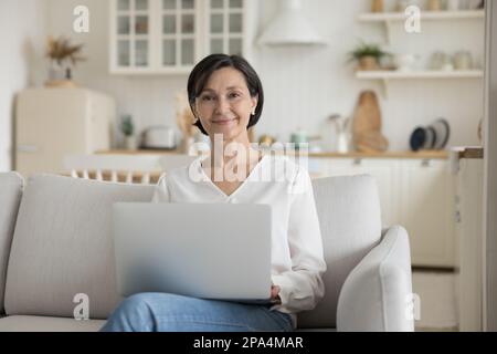 Positives, selbstbewusstes, reifes Geschäftsfrau-Heimporträt Stockfoto