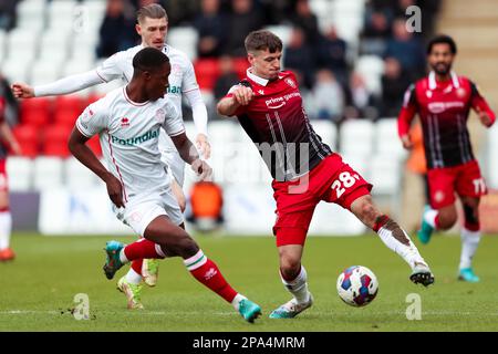 Stevenages Josh Marsh fühlt sich während des Sky Bet League 2-Spiels im Lamex Stadium, Stevenage, von Walsalls Liam Gordon unter Druck gesetzt. Foto: Samstag, 11. März 2023. Stockfoto