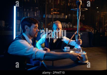 Gute Freunde treffen sich in der Hookah Lounge, Entspannungskonzept Stockfoto