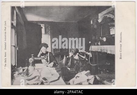 Stiefelobermaterial: Frau sitzt zu Hause an einer Nähmaschine und bearbeitet Lederstiefeloberteile. Dies ist eines von mehreren Bildern von Heimarbeitern, die als Postkarten von "The Daily News" veröffentlicht wurden, um die ausbeuterischen "Sweed Trades" im Jahr 1906 im Rahmen der Kampagne der Zeitung für die Einführung eines Mindestlohns hervorzuheben Stockfoto