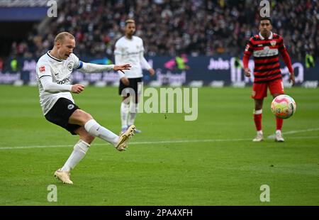 11. März 2023, Hessen, Frankfurt/Main: Fußball: Bundesliga, Eintracht Frankfurt - VfB Stuttgart, Spieltag 24 im Deutsche Bank Park. Sebastian Rode erzielt das Tor für 1:0 für Frankfurt. Foto: Arne Dedert/dpa - WICHTIGER HINWEIS: Gemäß den Anforderungen der DFL Deutsche Fußball Liga und des DFB Deutscher Fußball-Bund ist es verboten, im Stadion aufgenommene Fotografien und/oder das Spiel in Form von Sequenzbildern und/oder videoähnlichen Fotoserien zu verwenden oder verwenden zu lassen. Stockfoto