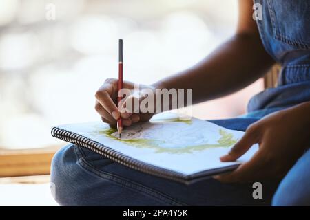 Kreativität, Erwachsenen Farbbuch und Künstlerin zeichnet durch Fenster für Fokus, Stress Entlastung und Illustrationen im Studio. Kreativ, Kunstdesigner oder Stockfoto