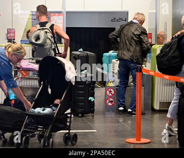 Gepäckaufgabe am Flughafen in Wiege- und Förderband, Gran Canaria Stockfoto