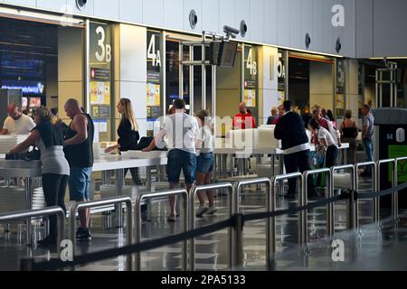 Passagiere, die die Sicherheitskontrolle passieren, für Flüge im Check-in-Bereich, Flughafen Gran Canaria Stockfoto