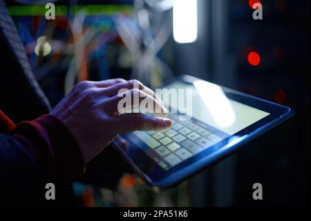 Nahaufnahme Handarbeit auf einem digitalen Tablet im Serverraum Stockfoto