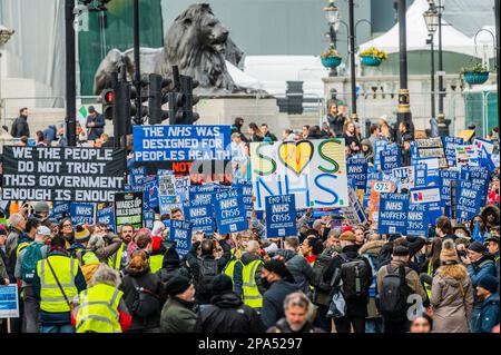 London, Großbritannien. 11. März 2023. Whitehall hinunter marschieren - Sparen Sie sich unseren NHS-Protest, und die Rallye beginnt mit UCLH und geht nach Westminster. Kredit: Guy Bell/Alamy Live News Stockfoto