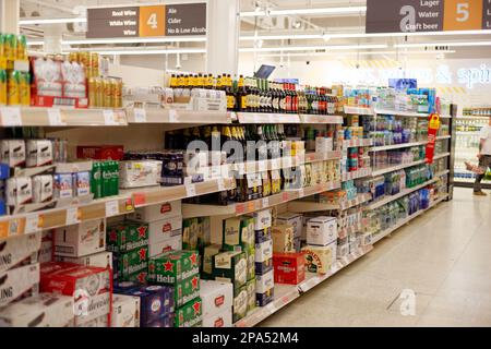 Bierabteilung im britischen Supermarkt Stockfoto