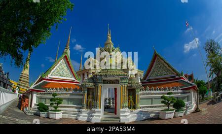 Wat Pho, der Tempel des liegenden Buddha, ist ein atemberaubender Tempel in Bangkok, bekannt für seine riesige liegende Buddha-Statue, wunderschöne Architektur und Stockfoto