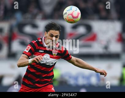 11. März 2023, Hessen, Frankfurt/Main: Fußball: Bundesliga, Eintracht Frankfurt - VfB Stuttgart, Spieltag 24 im Deutsche Bank Park. Stuttgarts Konstantinos Mavropanos in Aktion. Foto: Arne Dedert/dpa - WICHTIGER HINWEIS: Gemäß den Anforderungen der DFL Deutsche Fußball Liga und des DFB Deutscher Fußball-Bund ist es verboten, im Stadion aufgenommene Fotografien und/oder das Spiel in Form von Sequenzbildern und/oder videoähnlichen Fotoserien zu verwenden oder verwenden zu lassen. Stockfoto