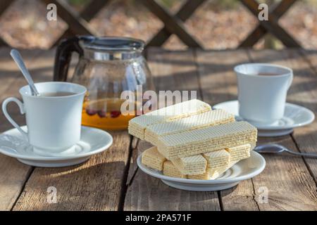 Teeparty mit süßen russischen Waffeln auf Holzhintergrund. Traditionelle Süßigkeiten und Dessert. Rustikal Stockfoto