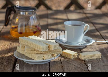 Teeparty mit süßen russischen Waffeln auf Holzhintergrund. Traditionelle Süßigkeiten und Dessert. Rustikal Stockfoto