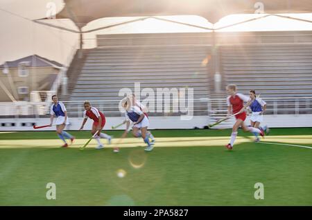 Frauen, Hockey und Sport auf Rasen, Rasen und Rasen für Wettkampf, Spiele und Mannschaftstraining bei Sonnenschein im Freien. Hockeyspielerinnen für Mädchen Stockfoto