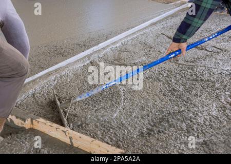 Die Bauarbeiter waren mit Betonarbeiten beschäftigt, bei denen Fertigbeton auf dem Fundament geliefert wurde Stockfoto