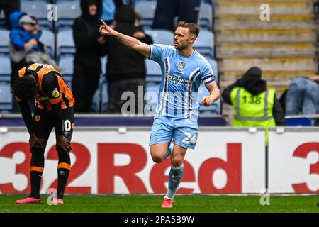 Coventry, Großbritannien. 11. März 2023. Matthew Godden #24 von Coventry City feiert sein Ziel, es beim Sky Bet Championship-Spiel Coventry City vs Hull City in der Coventry Building Society Arena, Coventry, Großbritannien, am 11. März 2023 (Foto von Ben Roberts/News Images) in Coventry, Großbritannien, am 1-1 3./11. März 2023 zu schaffen. (Foto: Ben Roberts/News Images/Sipa USA) Guthaben: SIPA USA/Alamy Live News Stockfoto