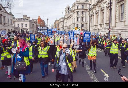 London, England, Großbritannien. 11. März 2023. Demonstranten marschieren in Whitehall. Tausende von Menschen marschierten durch Central London, um den NHS und die NHS-Arbeiter zu unterstützen und gegen die Privatisierung des NHS zu protestieren. (Kreditbild: © Vuk Valcic/ZUMA Press Wire) NUR REDAKTIONELLE VERWENDUNG! Nicht für den kommerziellen GEBRAUCH! Stockfoto