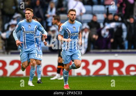 Coventry, Großbritannien. 11. März 2023. Matthew Godden #24 von Coventry City feiert sein Ziel, es beim Sky Bet Championship-Spiel Coventry City vs Hull City in der Coventry Building Society Arena, Coventry, Großbritannien, am 11. März 2023 (Foto von Ben Roberts/News Images) in Coventry, Großbritannien, am 1-1 3./11. März 2023 zu schaffen. (Foto: Ben Roberts/News Images/Sipa USA) Guthaben: SIPA USA/Alamy Live News Stockfoto