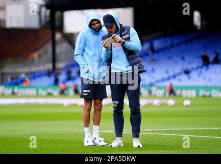 Jack Grealish von Manchester City (rechts) und Riyad Mahrez vor dem Spiel der Premier League im Selhurst Park, London. Foto: Samstag, 11. März 2023. Stockfoto