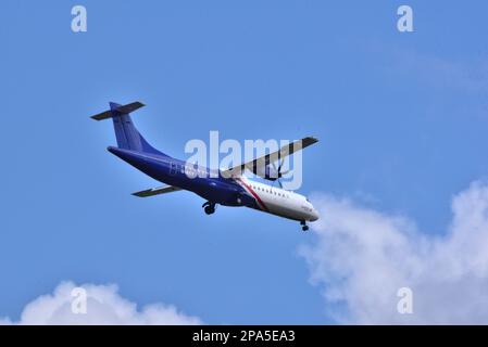 Eastern Airways ATR 72-600 G-IACY praktiziert „Touch and Go“-Manöver am Bournemouth International Airport am 7./5/22 Stockfoto