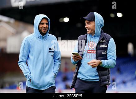 Jack Grealish von Manchester City (rechts) und Riyad Mahrez vor dem Spiel der Premier League im Selhurst Park, London. Foto: Samstag, 11. März 2023. Stockfoto