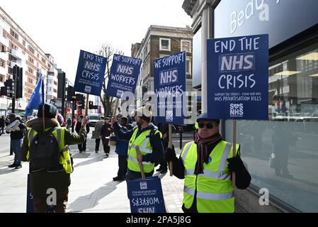 Die Regierung gibt schnell allen die Schuld an der NHS-Krise, außer sich selbst. Gesundheitsminister Steve Barclay sagte bereits erschöpften NHS-Mitarbeitern, noch härter zu arbeiten, wenn sie eine Gehaltserhöhung wollen! Aber es ist die Regierung, die härter arbeiten sollte, um eine Krise zu lösen, die durch 13 Jahre Misswirtschaft verursacht wurde. Wir sind dabei, dass das gesamte NHS-Personal Streikmaßnahmen ergreift, um den Dienst vor weiteren Schäden zu schützen. Die Mitarbeiter sind das Herzstück des NHS; sie waren die Frontlinie während der Pandemie und sie sind die Frontlinie im Kampf, unseren NHS jetzt zu retten. Wir erinnern uns, als unser NHS das beste Gesundheitssystem der Welt war Stockfoto