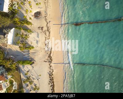 Boote an einem tropischen Strand. Blick von oben. Dächer von kleinen Häusern, tropische Pflanzen am Ufer, türkisfarbenes Meerwasser. Resort-Hotel. Erholung, vakuati Stockfoto