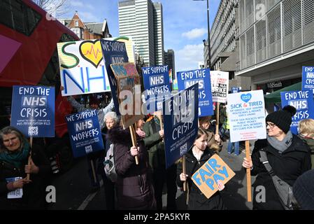 Die Regierung gibt schnell allen die Schuld an der NHS-Krise, außer sich selbst. Gesundheitsminister Steve Barclay sagte bereits erschöpften NHS-Mitarbeitern, noch härter zu arbeiten, wenn sie eine Gehaltserhöhung wollen! Aber es ist die Regierung, die härter arbeiten sollte, um eine Krise zu lösen, die durch 13 Jahre Misswirtschaft verursacht wurde. Wir sind dabei, dass das gesamte NHS-Personal Streikmaßnahmen ergreift, um den Dienst vor weiteren Schäden zu schützen. Die Mitarbeiter sind das Herzstück des NHS; sie waren die Frontlinie während der Pandemie und sie sind die Frontlinie im Kampf, unseren NHS jetzt zu retten. Wir erinnern uns, als unser NHS das beste Gesundheitssystem der Welt war Stockfoto