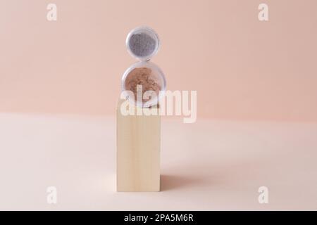 Kosmetikschirme Kompaktes und lockeres Make-up für Mineraloberflächen – Konzept für natürliche, umweltfreundliche Make-up-Produkte Stockfoto