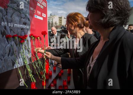 Madrid, Spanien. 11. März 2023. In der Mitte stellt Monica Garcia, die Stellvertreterin der Madrider Versammlung für die Partei Más Madrid, eine rote Nelke auf einen Altar, während einer Tat zum Gedenken an die Opfer des Terroranschlags am Vorstadtbahnhof Atocha in Madrid zu seinem 19. Jahrestag. Der Europäische Tag des Gedenkens an die Opfer des Terrorismus ist ein von der Europäischen Kommission geschaffener Tag, um den Opfern des terroristischen Anschlags der Dschihadisten in Spanien vom 11. März 2004, bei dem 193 Menschen ums Leben kamen, zu gedenken und sie zu würdigen. Kredit: SOPA Images Limited/Alamy Live News Stockfoto